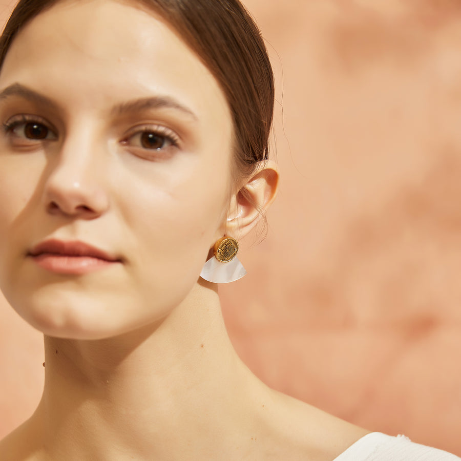 「Three Charms」 Venus Bound the endless love knot fan-shaped mother-of-pearl earrings & ear clips
