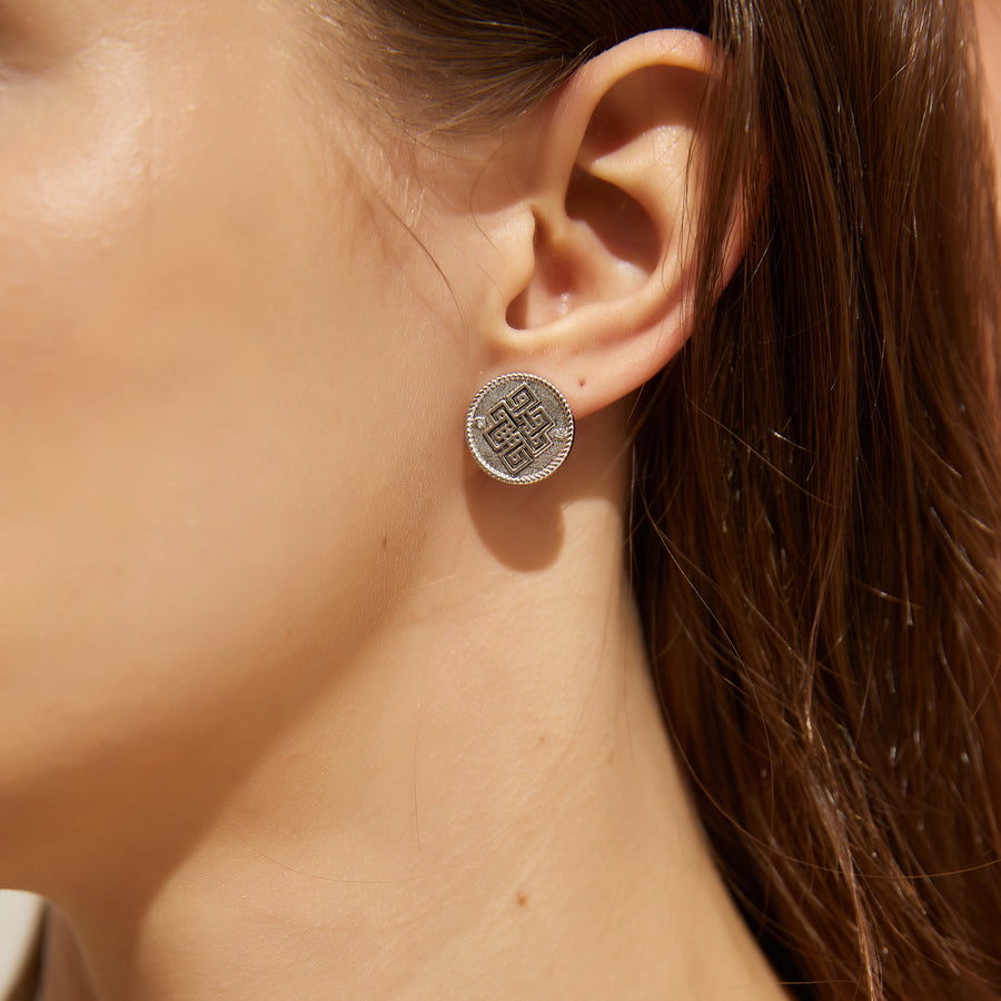 「Three Charms」Venus Bound the endless love knot simple stud earrings